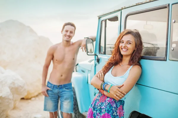 Hippies in der Nähe und ihr Auto — Stockfoto