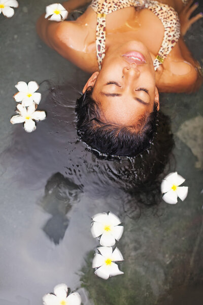 Женщина принимает ванну в роскошном спа-салоне
