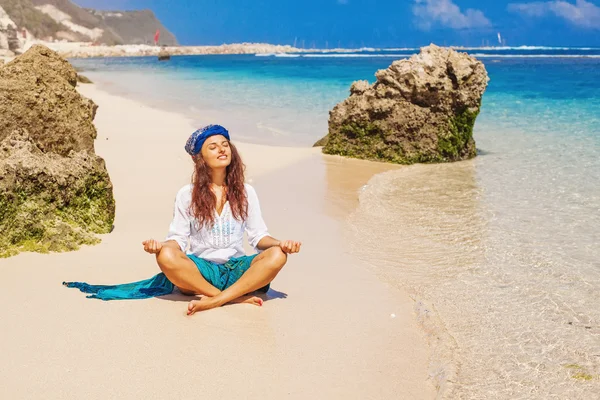 ビーチで瞑想する女性 — ストック写真