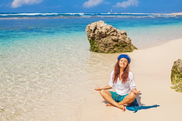 Femme méditant sur la plage — Photo