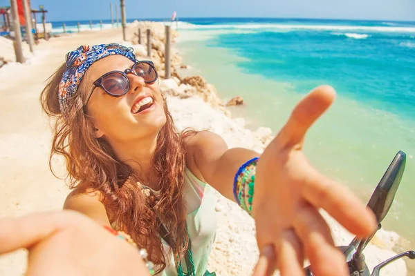 Elegante selfie en una playa — Foto de Stock