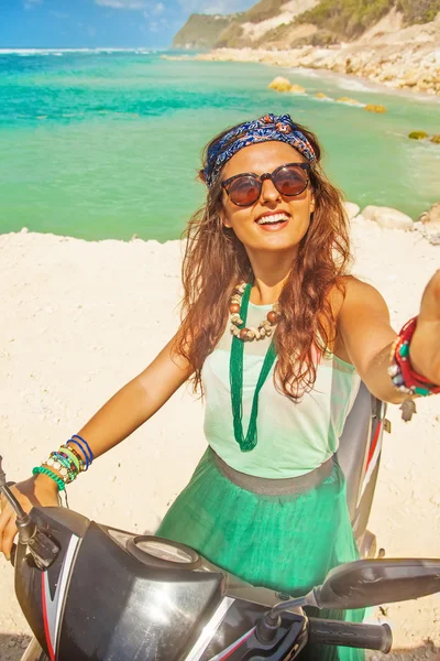 Selfie elegante su una spiaggia — Foto Stock