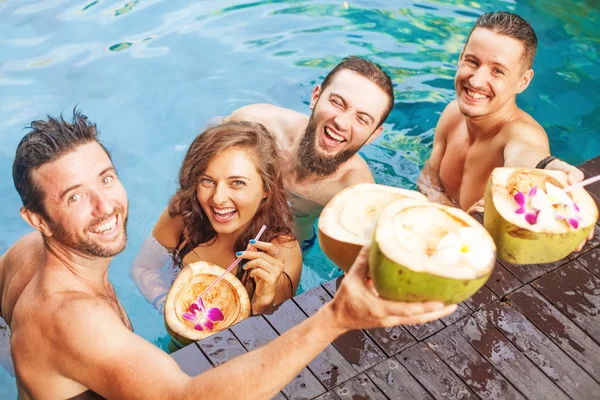 Pessoas que fazem festa na piscina — Fotografia de Stock