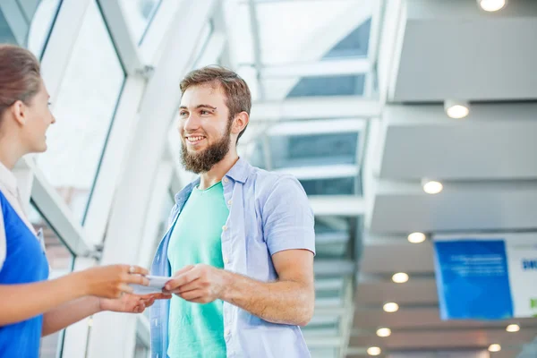 Bella giovane assistente di volo in aeroporto . — Foto Stock