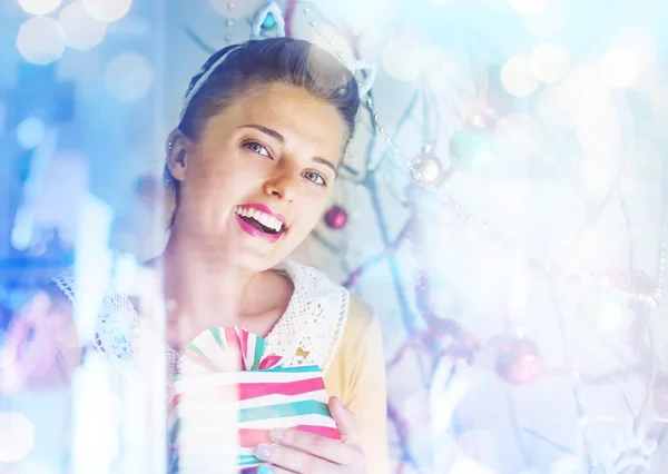 Frau mit Geschenk im Katzenkostüm. — Stockfoto