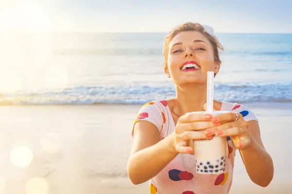 Vrouw bedrijf Aziatische drank — Stockfoto