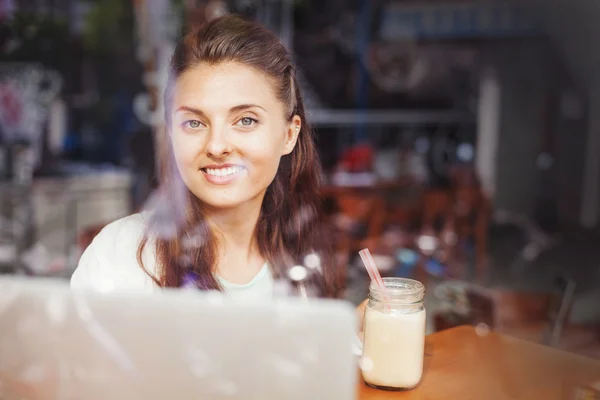 Vrouw met drank achter het glas — Stockfoto