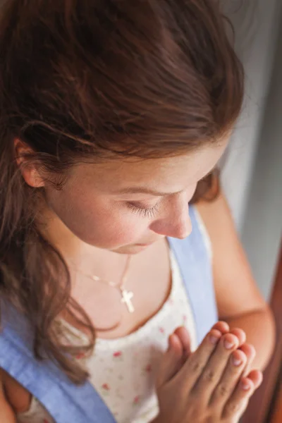 Молода дівчина молитися — стокове фото