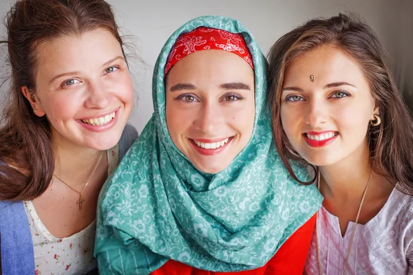 Dinlerin Dostluğu Kavramı Müslüman Hıristiyan Kızlar Birlikte — Stok fotoğraf
