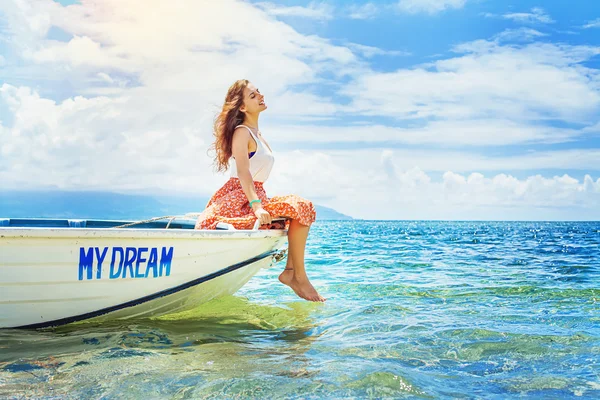 Femme assise dans un beau bateau — Photo