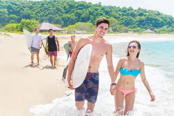 Grupo de surfistas en una playa —  Fotos de Stock