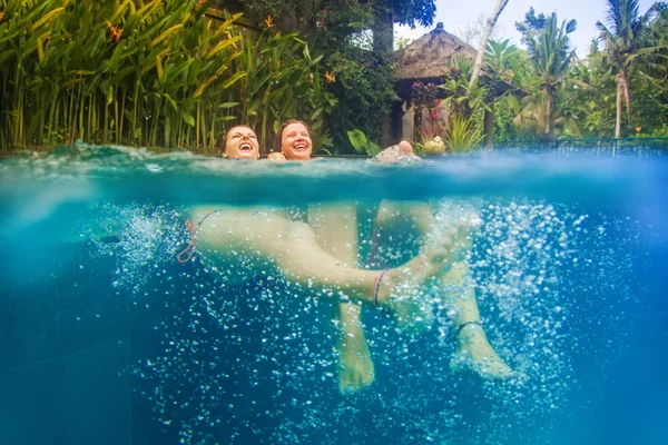Vrouwen plezier in het zwembad — Stockfoto