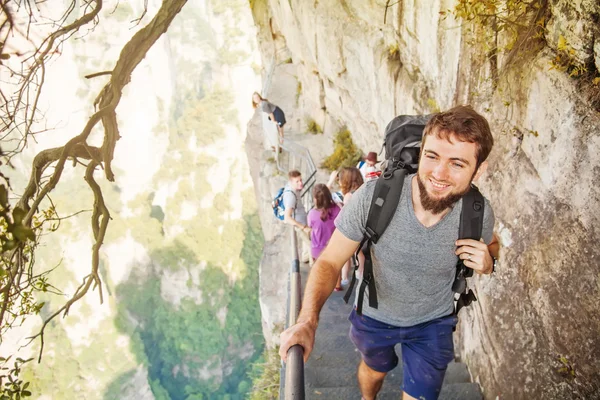 Man leder en grupp av resenärer — Stockfoto