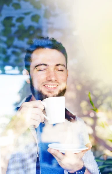 Homem bebendo café pela manhã — Fotografia de Stock