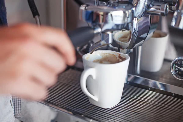 Att göra en cappuccino närbild — Stockfoto
