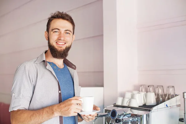 Barista kocht Kaffee in einem Café — Stockfoto