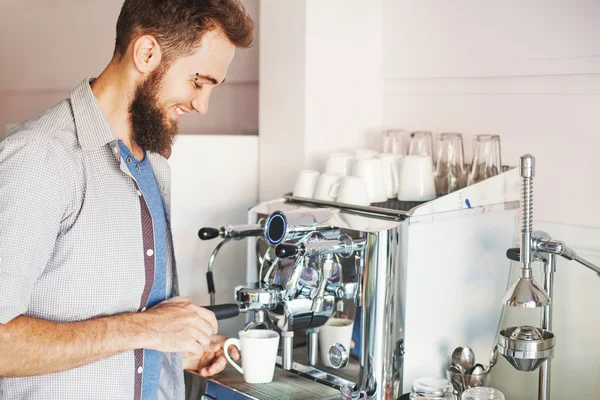 Barista gör kaffe på ett café — Stockfoto