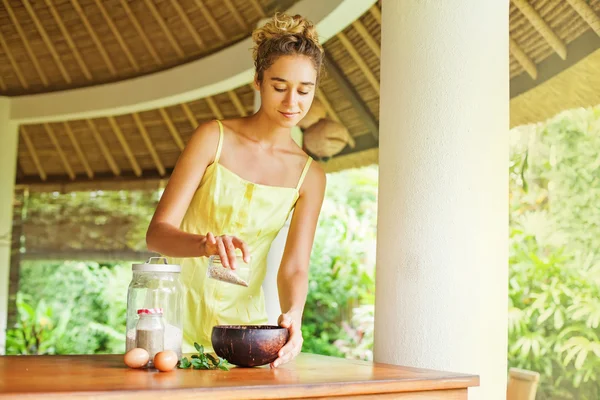 Woman cooking outdoor — Stock Image Woman cooking outdoor Stock Photo