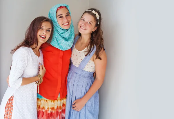 3人の異なる宗教の友人が一緒に幸せに立っている ストック画像