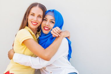 Müslüman ve Hıristiyan kız birlikte