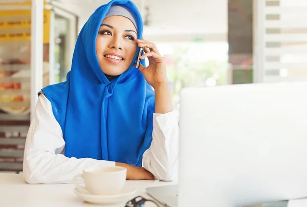 Trabajadora de oficina musulmana . — Foto de Stock