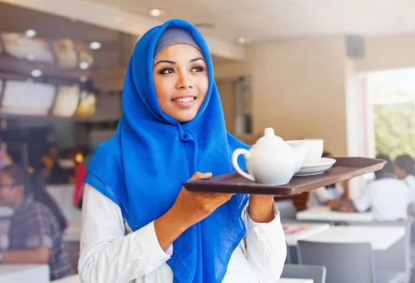 Pincérnő gazdaság egy tálca, tea — Stock Fotó