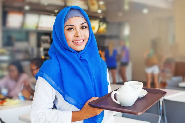 Pincérnő gazdaság egy tálca, tea — Stock Fotó