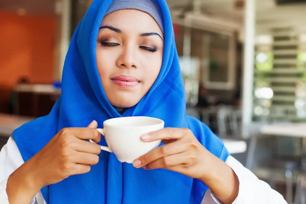 Frau genießt eine Tasse Tee — Stockfoto