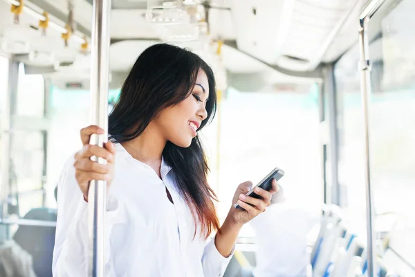 Mulher asiática digitando mensagens — Fotografia de Stock