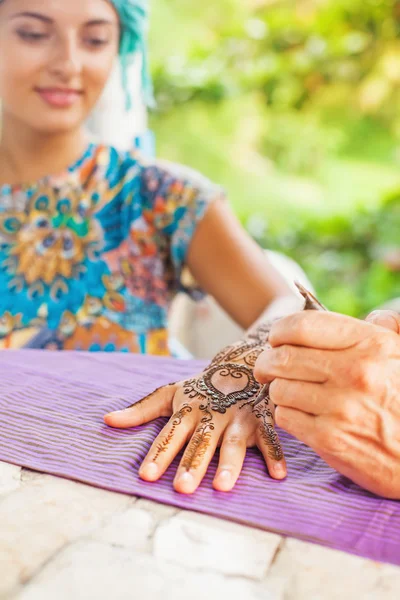 Hand ritat henna tatuering — Stockfoto