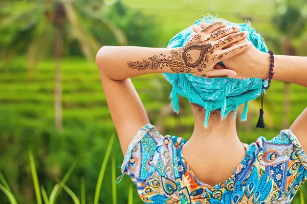 Mulher olhando para um campo de arroz — Fotografia de Stock