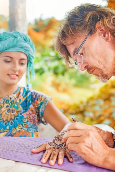 Vrouw krijgen een henna tattoo — Stockfoto