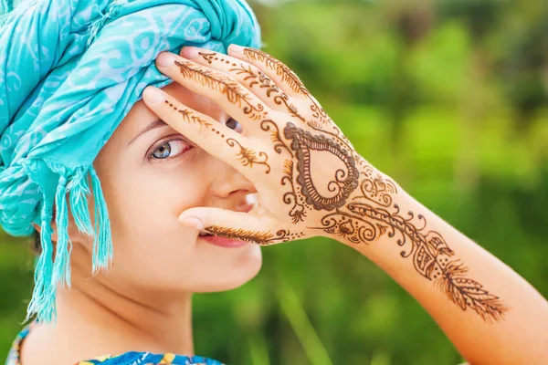 Frau mit Henna bemalt — Stockfoto