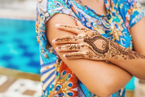 Kvinna som målade med henna — Stockfoto