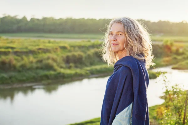 Žena stojící před řeky — Stock fotografie