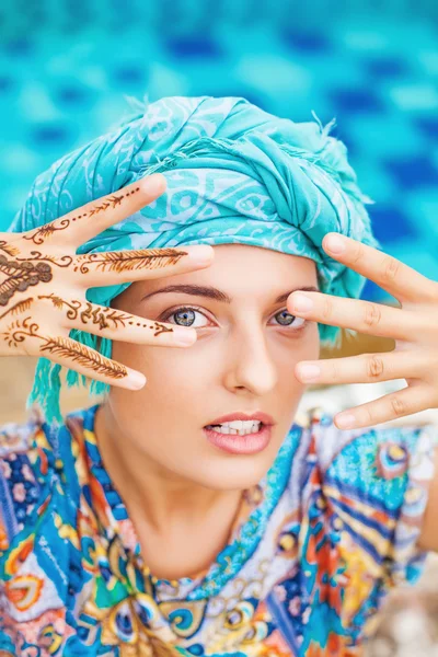 Woman  painted with henna — Stock Photo, Image