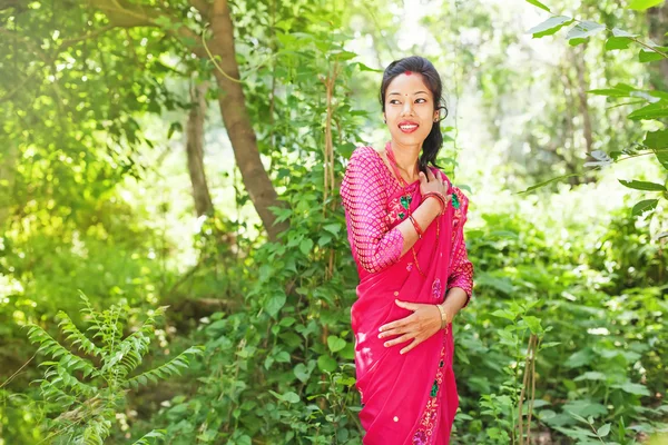 Nepalese woman  on the  nature — Stock Photo, Image