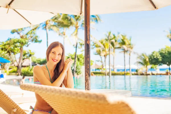 Mujer relajante cerca de la piscina — Foto de Stock