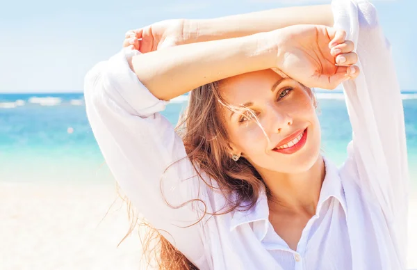 Frau posiert am Strand — Stockfoto