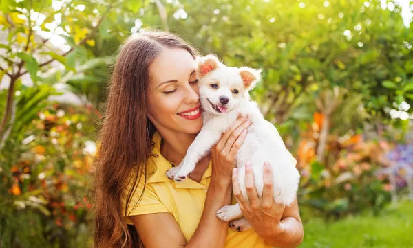 Kvinna leker med sin hund — Stockfoto