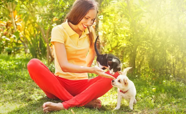 Mulher brincando com sua lata e cachorro — Fotografia de Stock