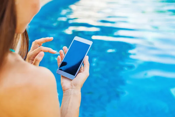 Vrouw met behulp van haar telefoon — Stockfoto