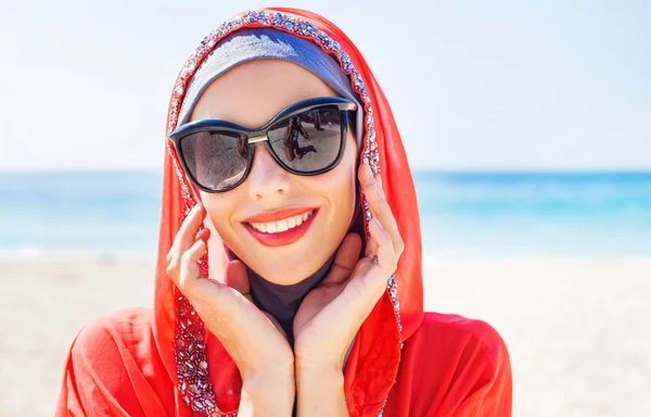 Musulmana mujer caucásica en la playa — Foto de Stock