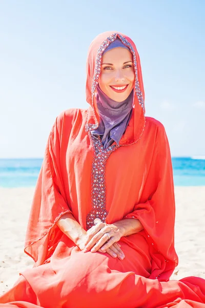 Musulmana mujer caucásica en la playa — Foto de Stock