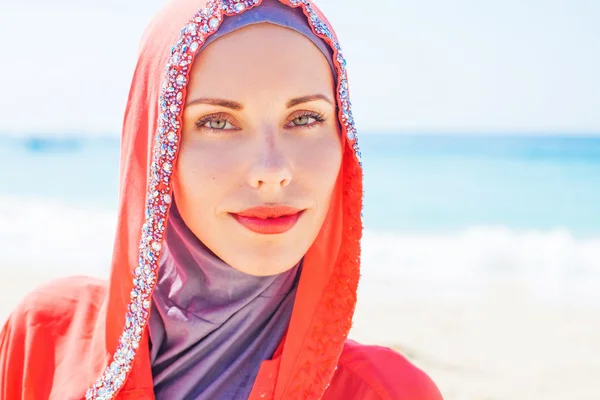 Mulher branca muçulmana na praia — Fotografia de Stock