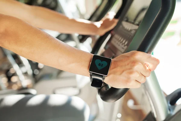 Smart watch showing a heart rate — Stock Photo, Image