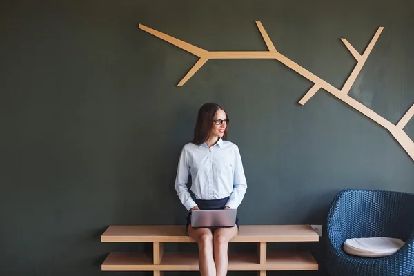 Business woman sitting with computer — Stock Photo, Image