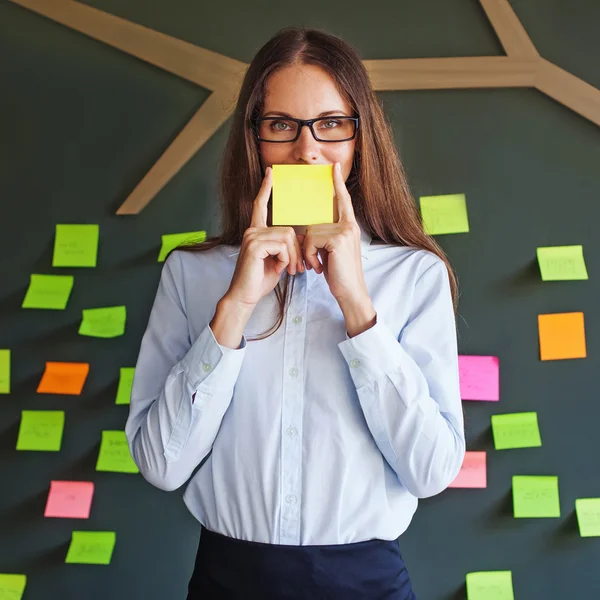 Femme d'affaires avec autocollants en papier — Photo