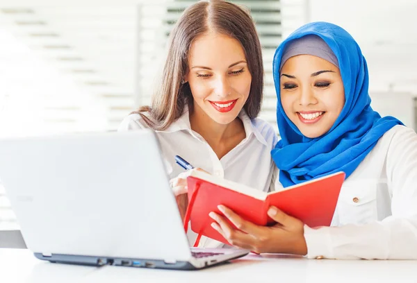 birlikte çalışan kadınlar