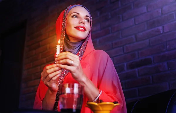 Muslimská žena hospodářství svíčka — Stock fotografie